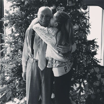 Ariana Grande, pelantun Almost Is Never Enough berbagi foto perayaan Natalnya kepada penggemar. Ia tampak mencium pipi kakek kesayangannya di depan pohon Natal berukuran besar.