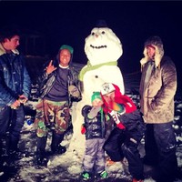 Jika Ariana Grande merayakan Natal di rumah dengan kehangatan, Justin Bieber menghabiskannya dengan bermain salju di luar rumah. Justin terlihat bersenang-senang dengan adik kecil dan teman-temannya.