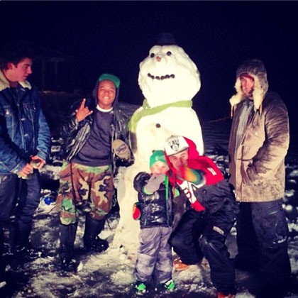 Jika Ariana Grande merayakan Natal di rumah dengan kehangatan, Justin Bieber menghabiskannya dengan bermain salju di luar rumah. Justin terlihat bersenang-senang dengan adik kecil dan teman-temannya.