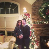Personel Jonas Brothers, Kevin Jonas merayakan Natal di rumah dengan istri tercinta. Keduanya tampak bahagia menunggu kehadiran bayi mereka.