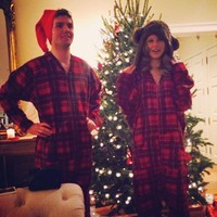 Taylor Swift dengan adiknya tampak bersenang-senang memakai piyama flannel saat menunggu hari Natal. Sang adik terlihat mengenakan topi Santa, sedangkan Taylor memakai topi dengan kuping beruang.