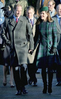 Pangeran William dan Kate Middleton merayakan hari Natal bersama tanpa putra pertama mereka, George. Keduanya menghadiri Christmas service di Sandringham, Kings Lynn, Inggris. Saat itu, Kate tampil dengan coat tartan dari Saint Laurent yang dipadukan dengan topi dan boot selutut.