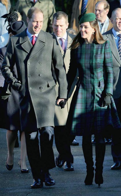 Pangeran William dan Kate Middleton merayakan hari Natal bersama tanpa putra pertama mereka, George. Keduanya menghadiri Christmas service di Sandringham, Kings Lynn, Inggris. Saat itu, Kate tampil dengan coat tartan dari Saint Laurent yang dipadukan dengan topi dan boot selutut.