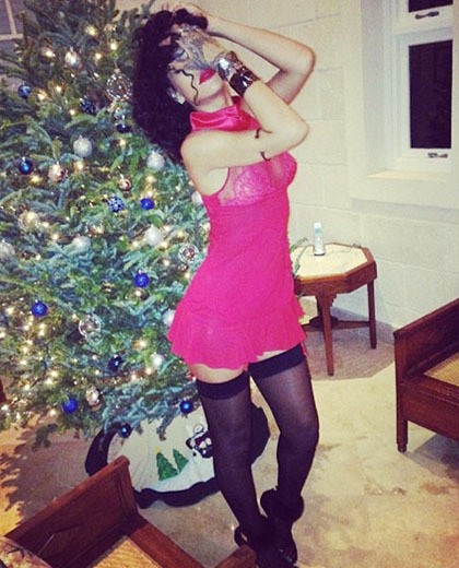 Berbeda dengan foto-foto sebelumnya yang menampilkan para seleb berpose dengan keluarga, Rihanna memposting fotonya tampil seksi dengan lingerie merah. Foto ini diambil di tempat kelahirannya, Barbados.