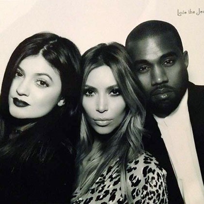 Bintang reality show Keeping Up With The Kardashians berpose bersama di pesta Natal yang dinamakan Kardashian-Jenner Christmas Party. Terlihat Kylie Jenner bersama pasangan Kim dan Kanye West dalam foto bernuansa hitam putih.