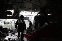 Petugas pemadam kebakaran melakukan pendinginan di Stasiun Gambir, Jakarta, Jumat (27/12/2013).