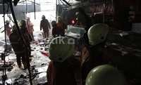 Kebakaran ini sempat membuat perjalanan kereta terhambat.