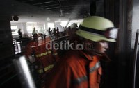 Semua jalur yang melintasi stasiun tersebut harus tertahan selama 30 menit.