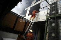 Ada dua area restoran yang terbakar, yakni Hoka-Hoka Bento dan Solaria. Atap bangunan di dua tempat itu hangus.