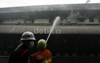 Restoran dan toko lain yang berada di lantai tersebut ikut tutup meski tak terbakar.