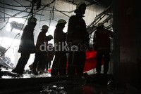 Dari sisa-sisa bangunan yang terlihat, tampak dua restoran di lantai dua yang hangus dilalap si jago merah.