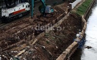 Belasan kabel baja dipasang untuk menarik beton yang nyaris rubuh tersebut. Kabel itu disambungkan dengan beton yang berada tak jauh di pinggir rel kereta api agar kemiringan tidak semakin parah. Kondisi beton yang miring sepanjang 30 meter.