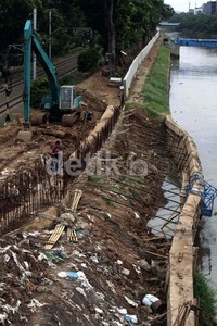 Tanggul Latuharhary ini tak hanya ditopang satu lapis beton. Dari tepi kanal hingga rel kereta api berjarak lebih dari 10 meter, yang di antaranya terdapat beton dan tumpukan batu yang disusun rapi. Batu-batu tersebut semula diletakkan di pinggir KBB sebagai penopang sementara saat tanggul jebol pada Januari 2013 lalu.