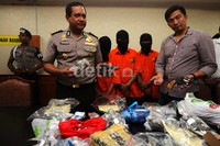 Kabid Humas Polda Metro Jaya Kombes Pol Rikwanto (kiri) dan Kasubdit Resmob Direktorat Reserse Kriminal Umum AKBP Adex Yudiswan (kanan) menunjukkan barang bukti.