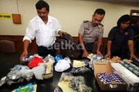 Polisi menggelar barang bukti yang disita dari para pelaku.