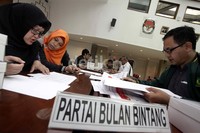 Parwakilan dari Partai Bulan Bintang mengecek daftar caleg mereka yang tertera di surat suara.
