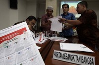 KPU seharusnya menetapkan validasi surat suara Pemilu 2014 kemarin, namun tertunda karena cuti bersama.