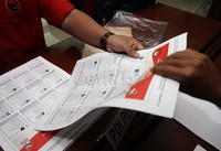 Masing-masing Parpol pun memeriksa daftar, agar tidak ada kesalahan pada kertas suara Pemilu 2014.