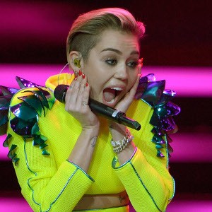 5 Aksi Seksi si Nakal Miley Cyrus 2013