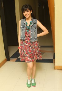 Putri Una memilih floral dress yang dipadu dengan rompi jeans serta sepatu kets berwarna hijau. Gus Mun/detikHOT.