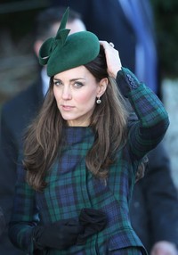 Menambahkan aksesoris berupa pillbox hat berwarna hijau, Kate Middleton tampil sempurna. Chris Jackson/Getty Images.