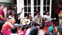Tak hanya itu, Neurotic dan kawan-kawan juga menampilkan hiburan berupa musik akustik. Doc Neurotic.