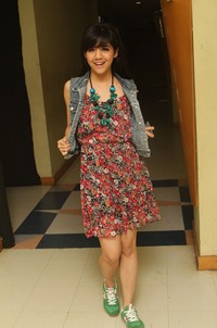 Lewat penampilannya tersebut, Putri Una berpose di depan kamera. Gus Mun/detikHOT.