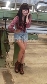 Tapi Anisa tetap tampil cantik mengenakan kemeja bermotif kotak-kotak.