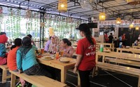 Restoran ini mempunyai konsep semi terbuka dengan kursi-kursi panjang hampir selalu ramai oleh pengunjung.