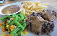 Tenderloin saus blackpepper gurih disajikan dengan sayuran rebus dan kentang goreng