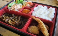 Paket bento C berisi nasi, beef teriyaki, ebifurai, spicy chicken , dan salad.