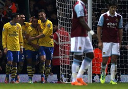Tapi, Meriam London tak menyerah begitu saja. Mereka bisa menyamakan kedudukan melalui gol Theo Walcott. Walcott kemudian mencetak gol lagi untuk membawa timnya berbalik unggul. REUTERS/Suzanne Plunkett.