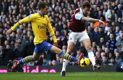 Tambahan tiga angka mengangkat Arsenal ke urutan teratas klasemen sementara dengan koleksi 39 poin dari 18 pertandingan. REUTERS/Suzanne Plunkett.
