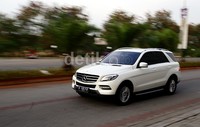     Sepintas dari luar mungkin Anda bakal menyangka ini SUV 7 kursi. Namun faktanya Mercy ML250 CDI adalah SUV 5 kursi. Bagian belakang terbagi ke dalam dua kompartemen. Bagian atas untuk menyimpan koper dan berbagai barang. Bagian bawah untuk menyimpan ban cadangan dan peralatan keselamatan lainnya.
