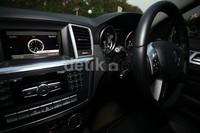 Bagian dalam Mercy ML250 CDI diperkaya dengan warna hitam. Interior terlihat mewah mulai dari door trim, konsol tengah, lingkar kemudi, dan meter cluster.