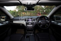 Mercy ML250 CDI sudah menunjukan sisi kenyamanan bagi pengendara dan penumpangnya. Berkat leg room lega, menempuh perjalanan jauh pun tak terasa pegal. Desain kursi besar dan nyaman ini sangat terasa ketika detikOto menempuh perjalanan jauh.