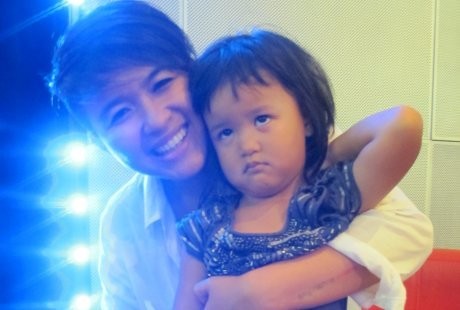 Anak Anda Super Kritis? Yuk Contek Cara Meira Ernest Prakasa Menghadapinya