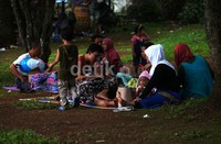 Mereka biasanya datang dengan keluarga besar.