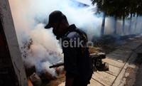 Petugas dari Puskesmas Pasar Minggu melakukan fFogging di kawasan Jati Padang, Pasar Minggu, Jakarta Selatan, Sabtu (28/12/2013).