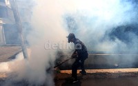 Saluran air juga jadi sasaran fogging.