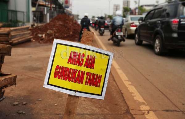 Minggu Dini Hari Banyak Proyek Perbaikan, Lalu-lintas Tersendat