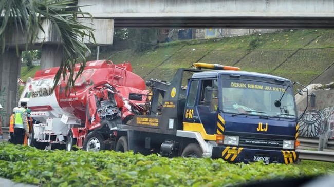 Ini Penampakan Truk Pertamina Terguling di Tol Pondok Pinang