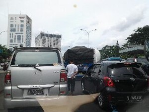 Truk Pertamina Terguling: Tol JORR Macet Total, Sopir Turun dari Mobil