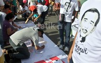 Puluhan relawan, menggalang tanda tangan peserta car free day untuk mendukung Jokowi sebagai capres 2014.  Lamhot Aritonang/detikFoto