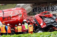 Untuk mengevakuasi truk itu, kru Pertamina harus memindahkan isi muatan ke truk lainnya. Lalu dilakukan pendinginan dengan foam.