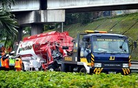Kecelakaan truk tangki yang membawa 24 kiloliter premium itu terjadi sekitar pukul 05.10 WIB.