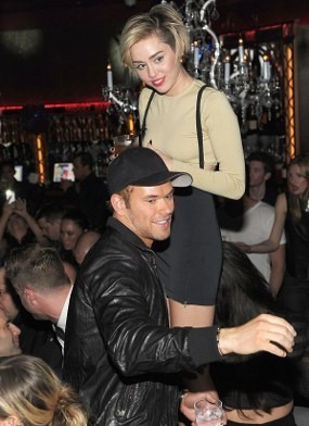 Dugem, Miley Cyrus Bermesraan Dengan Tiga Pria