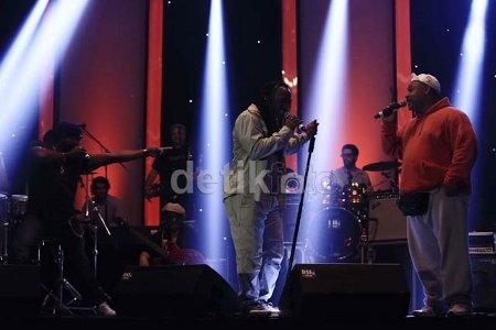 Panggung Megah untuk Earth Wind & Fire