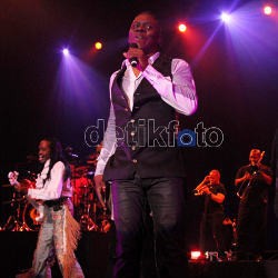 Panggung Megah untuk Earth Wind & Fire