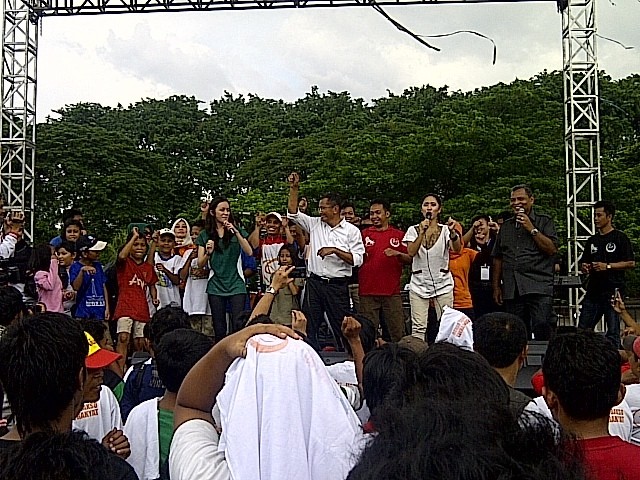 Dahlan Goyang Caisar Bersama Pedagang Bakso di Senayan